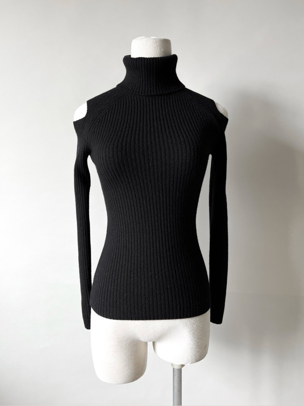 Theory Jemliss Evian Cold Shoulder Ribbed Wool Turtleneck